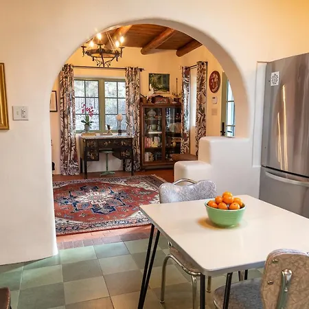 Fabulous Historic Adobe Close To Canyon Road Holiday home