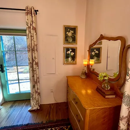 Fabulous Historic Adobe Close To Canyon Road