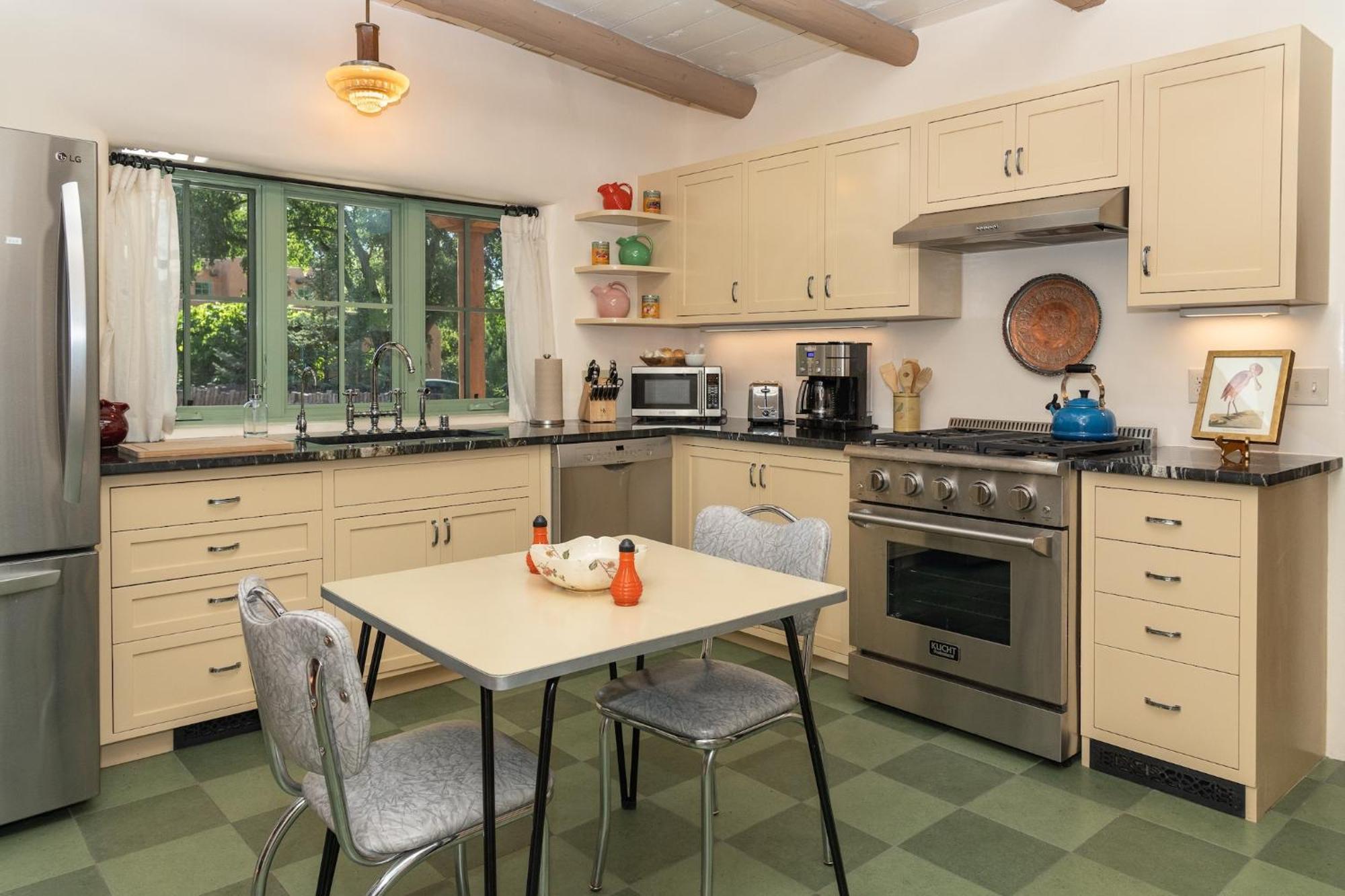 Fabulous Historic Adobe Close To Canyon Road