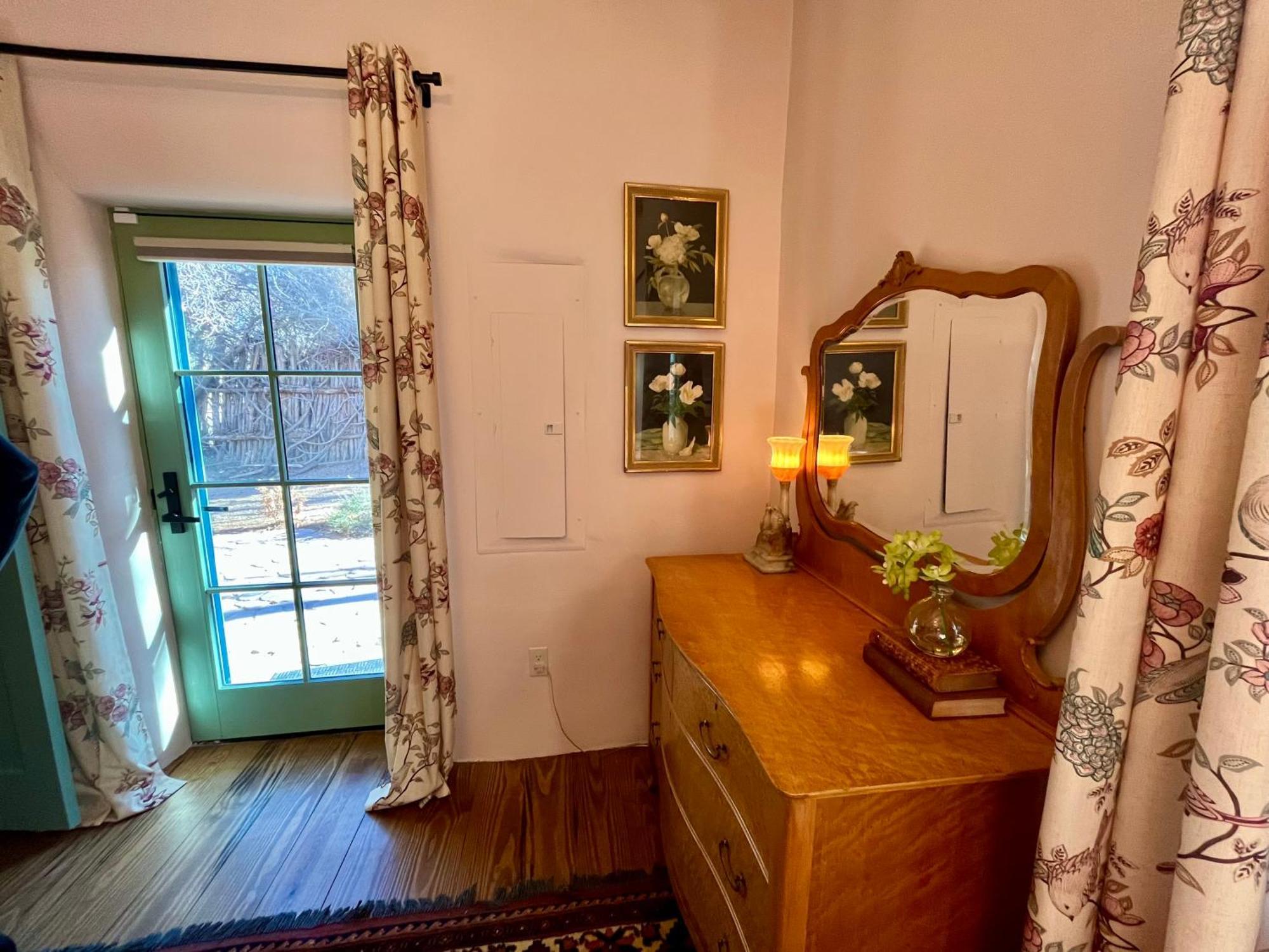 Fabulous Historic Adobe Close To Canyon Road